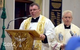 Ks. Krzysztof Iwaniszyn z ks. Edwardem Dzikiem w pieszyckim kościele.