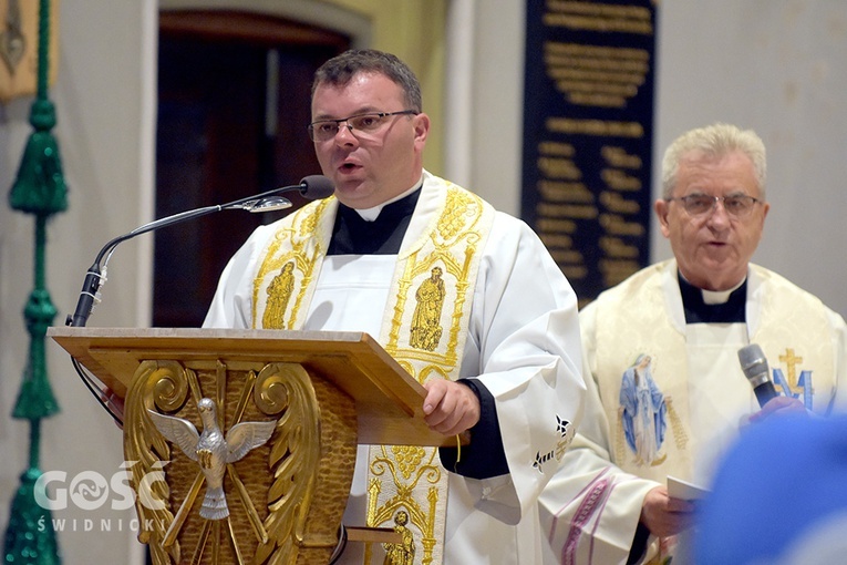 Ks. Krzysztof Iwaniszyn z ks. Edwardem Dzikiem w pieszyckim kościele.