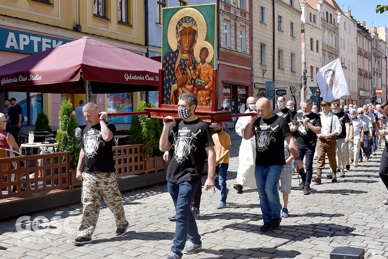 Procesja mężczyzn przez świdnicki rynek.