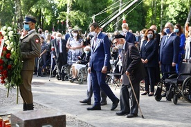 Przed pomnikiem Gloria Victis w godzinę "W" oddano hołd powstańcom warszawskim