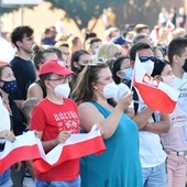 Na placu Zamkowym powstał żywy znak w hołdzie powstańcom warszawskim