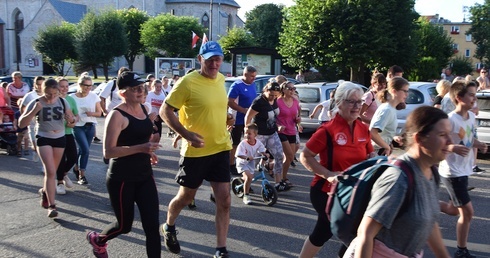 Stu biegaczy na stulecie. Złocieniecki Bieg Papieski