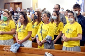 Pierwsze ławki zajęli pielgrzymi zmierzający na Jasną Górę w grupie 2. od lat.