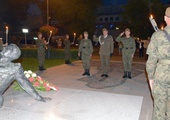 Patriotycznej ceremonii w Radomiu przewodniczył ppłk Łukasz Baranowski, dowódca radomskich Terytorialsów.