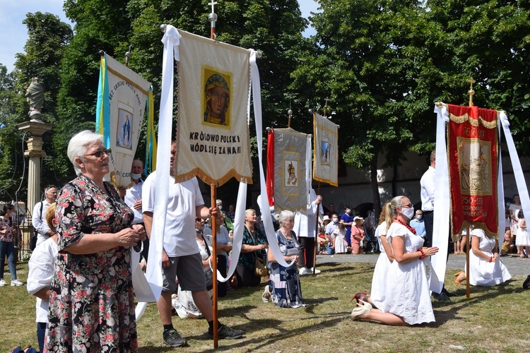 Wierni zapełnili plac przed światynią.