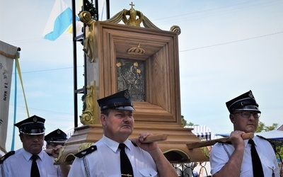 Przed świątynią ustawiono kopię cudownego obrazu, którą później podczas procesji poniesli strażacy.