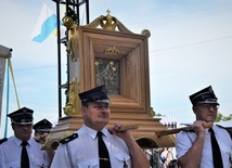 Przed świątynią ustawiono kopię cudownego obrazu, którą później podczas procesji poniesli strażacy.