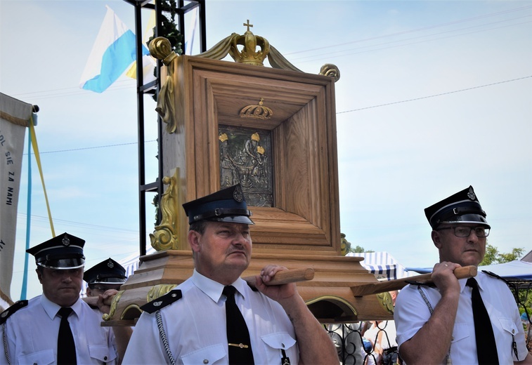 Przed świątynią ustawiono kopię cudownego obrazu, którą później podczas procesji poniesli strażacy.