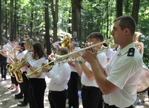 Orkiestra z Roczyn najpierw towarzyszyla pielgrzymom podczas Mszy św. na Trzonce, a następnie dała koncert muzyki rozrywkowej.