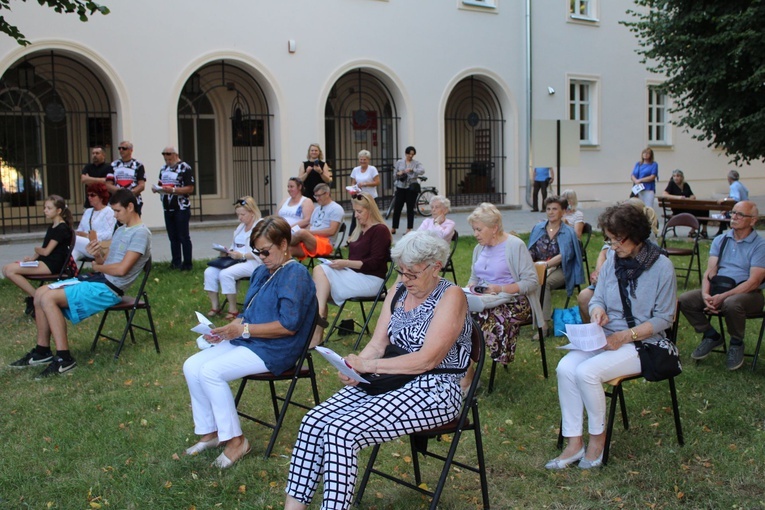 Wspólne śpiewanie przed Krzywą Halą na pl. Piłsudskiego.