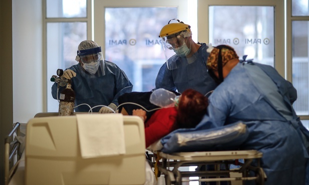 Uniwersytet Hopkinsa: Ponad 18 mln zakażeń koronawirusem na świecie