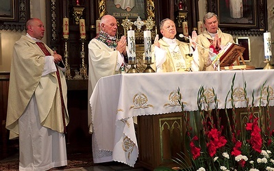 Mszę św. celebrowali (od lewej): ks. Mirosław Kszczot, ks. Władysław Zązel, bp Henryk Tomasik, bp Tadeusz Bronakowski.