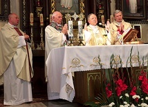 Mszę św. celebrowali (od lewej): ks. Mirosław Kszczot, ks. Władysław Zązel, bp Henryk Tomasik, bp Tadeusz Bronakowski.