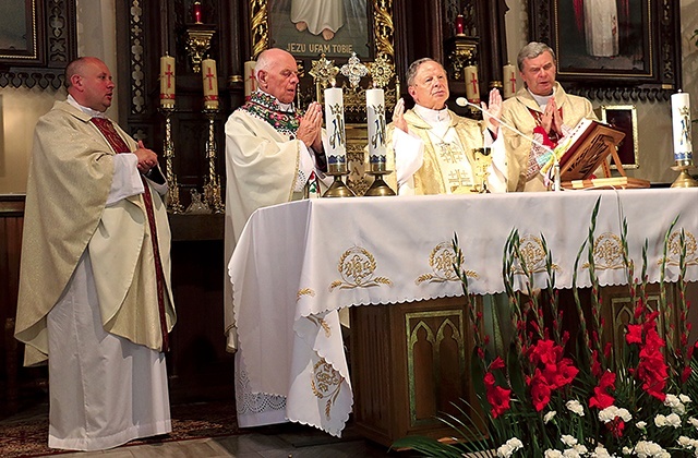 Mszę św. celebrowali (od lewej): ks. Mirosław Kszczot, ks. Władysław Zązel, bp Henryk Tomasik, bp Tadeusz Bronakowski.