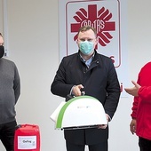 ▲	W siedzibie diecezjalnej Caritas fumigator przekazali Julianowi Wróblowi, dyrektorowi przysuskiego szpitala, ks. Szymon Pikus (z lewej) i ks. Robert Kowalski, dyrektor Caritas Diecezji Radomskiej.