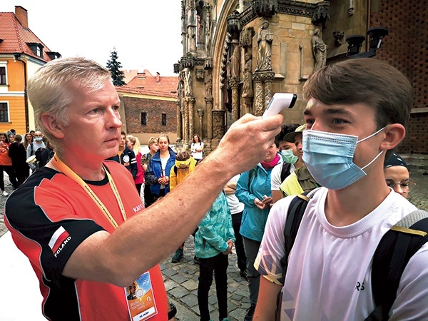 ▲	Każdy uczestnik przed wyjściem miał mierzoną temperaturę i podpisał oświadczenie o braku kontaktów z osobami zakażonymi COVID-19 w ostatnim czasie.