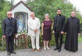 Od lewej: proboszcz ks. Janusz Gacek, Zygmunt i Aleksandra Hilusowie, ks. Dawid Hilus i ks. Piotr Homel – wikary w Pisarzowicach.