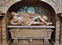Nagrobek monarchy wykonał włoski rzeźbiarz Santi Gucci.