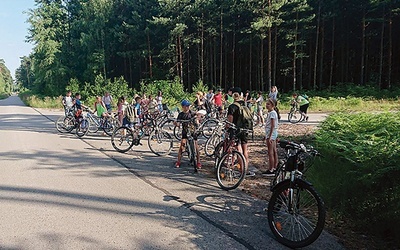▲	Uczestnicy obozu podczas wycieczki po Puszczy Solskiej.