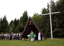 ▲	Liturgia odbywa się w kapliczce pod szczytem Gorca.