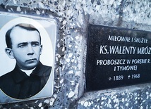 ▼	Ksiądz Walenty spoczywa w grobowcu rodzinnym na cmentarzu w Woli Rzędzińskiej.