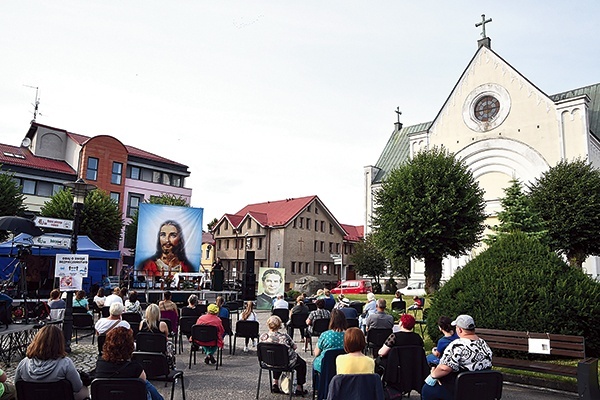 ▼	W spotkaniu wzięło udział kilkadziesiąt osób, nie licząc zatrzymujących się przechodniów.