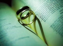 ▲	Książeczka ma pomóc lepiej przygotować się do ślubu w Kościele.