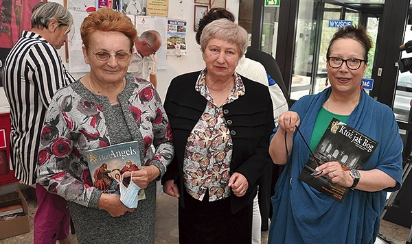 ▲	Liderki zastępów (od lewej) Eleonora Zabranik z Jenina oraz Lidia Derbich i Teresa Dejworek promują pismo Rycerstwa (w wersji anglojęzycznej – „The Angels”).