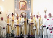▲	Pamiątkowe zdjęcie z ostatnich święceń diakonatu i prezbiteratu. Ks. D. Mazurkiewicz (pierwszy z lewej) będzie kustoszem nowego sanktuarium.