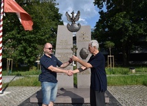 Wręczenie pucharu dla zwycięzcy MC-MC Mariusza Ćwieka miało miejsce przed pomnikiem 72 Pułku Piechoty w Radomiu. Puchar wręczył Marek Niedźwiecki (z prawej).