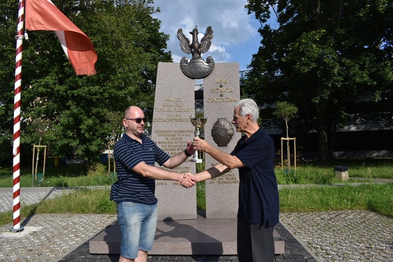 Wręczenie pucharu dla zwycięzcy MC-MC Mariusza Ćwieka miało miejsce przed pomnikiem 72 Pułku Piechoty w Radomiu. Puchar wręczył Marek Niedźwiecki (z prawej).