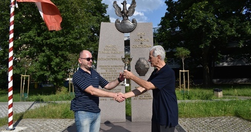 Wręczenie pucharu dla zwycięzcy MC-MC Mariusza Ćwieka miało miejsce przed pomnikiem 72 Pułku Piechoty w Radomiu. Puchar wręczył Marek Niedźwiecki (z prawej).