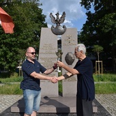 Wręczenie pucharu dla zwycięzcy MC-MC Mariusza Ćwieka miało miejsce przed pomnikiem 72 Pułku Piechoty w Radomiu. Puchar wręczył Marek Niedźwiecki (z prawej).