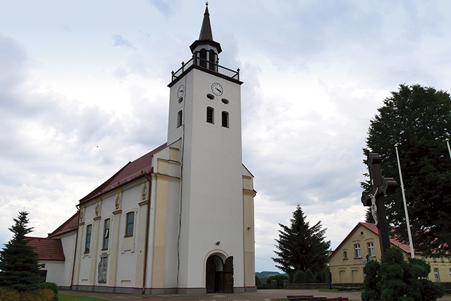 Rok temu został wykonany nowy hełm  na wieży kościoła.