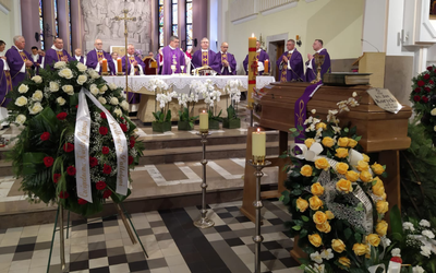 Uroczystościom pogrzebowym przewodniczył biskup pomocniczy diecezji łowickiej Wojciech Osial.