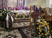 Uroczystościom pogrzebowym przewodniczył biskup pomocniczy diecezji łowickiej Wojciech Osial.