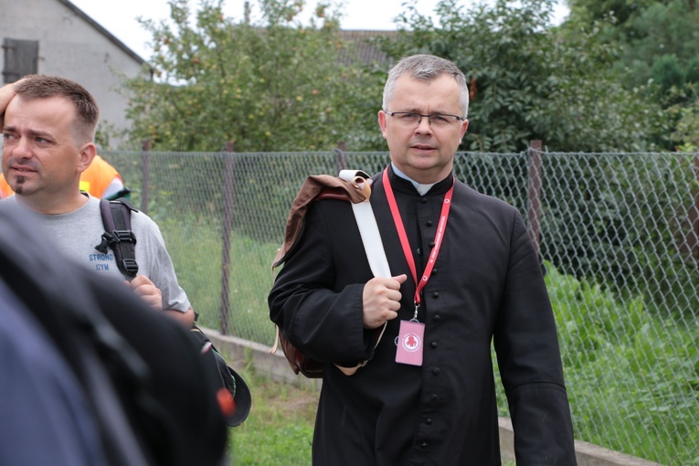 Ks. Jacek Prusiński na pielgrzymim szlaku.