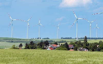 Farmy wiatrowe to jedno z najpopularniejszych odnawialnych źródeł energii elektrycznej.