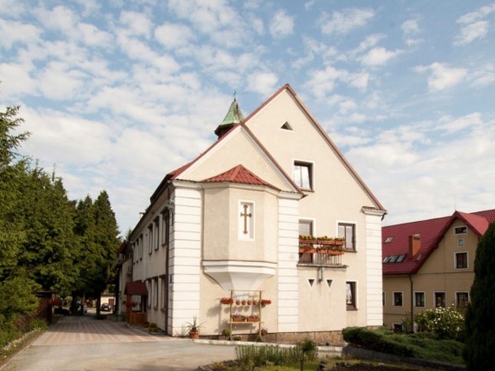 Budynek Zakładu Leczniczo-Opiekuńczego w Piszkowicach.