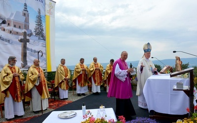 Biskup dziękujący ks. Adamiakowi w czasie Mszy św. odpustowej.