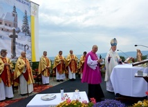 Biskup dziękujący ks. Adamiakowi w czasie Mszy św. odpustowej.