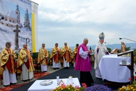 Biskup dziękujący ks. Adamiakowi w czasie Mszy św. odpustowej.