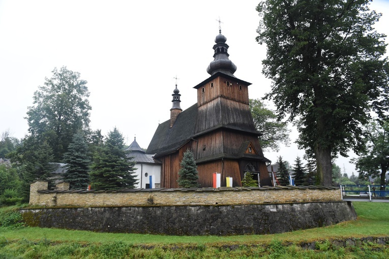 Zabytkowy kościół w Krużlowej