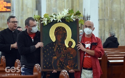 Porządkowi wynoszący obraz ze strzegomskiej świątyni.