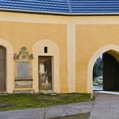 Mury kościoła w Piszkowicach.