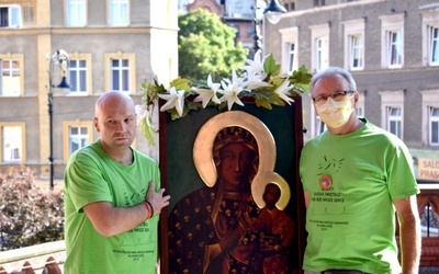 Powitanie obrazu w drzwiach kościoła pw. Świętych Aniołów Stróżów w Wałbrzychu.