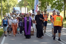 Pielgrzymów na pątniczy szlak wyprowadził bp Henryk Tomasik.