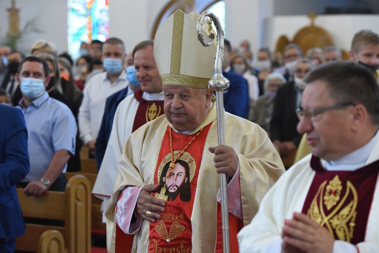 W procesji do ołtarza.