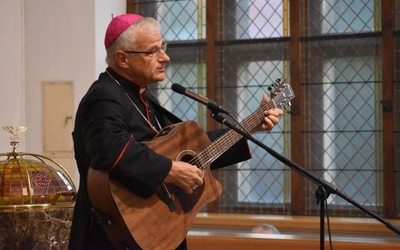 Bp Marek Mendyk zagrał swój ulubiony Psalm 121.