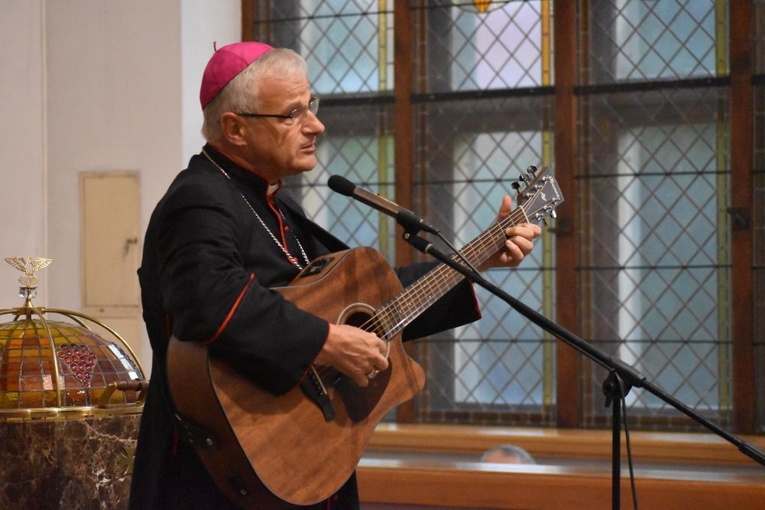 Bp Marek Mendyk zagrał swój ulubiony Psalm 121.